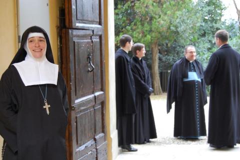Mgr Wach et Mère Caroline-Marie sont aussi sous le porche pour attendre le Cardinal
